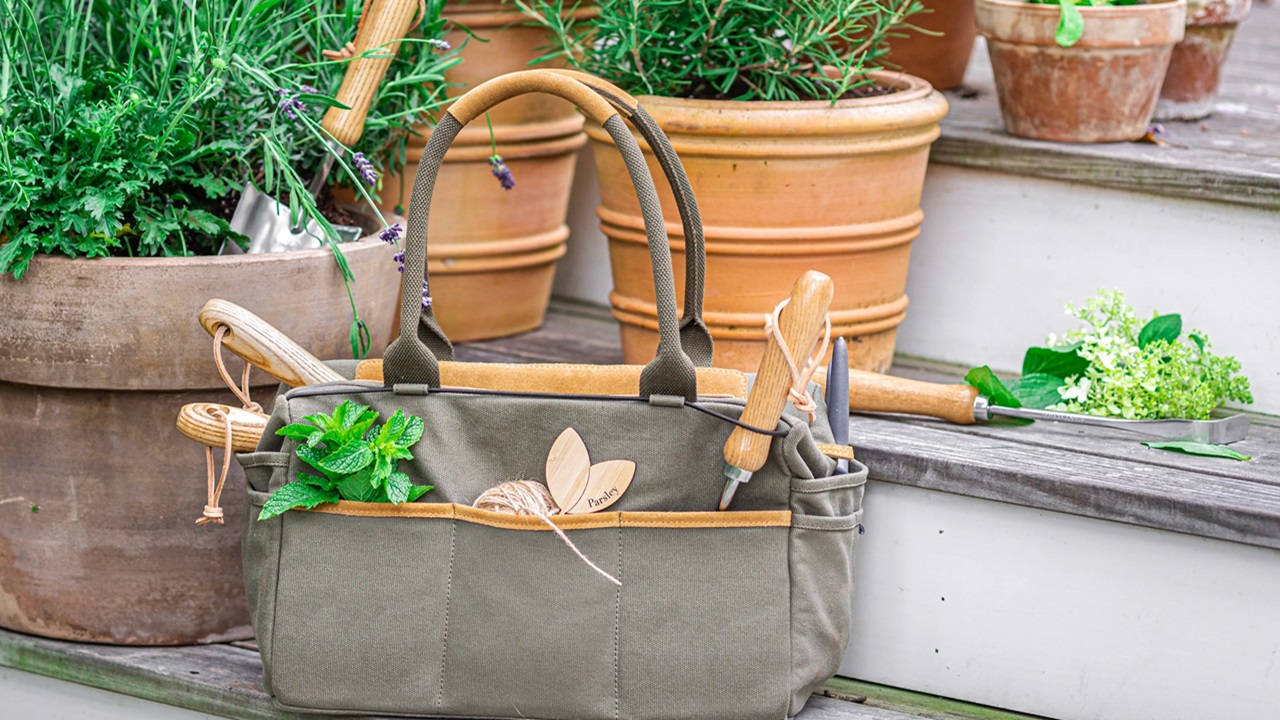 Top Features of the 7-Piece Gardening Set with Bag by Gardepot